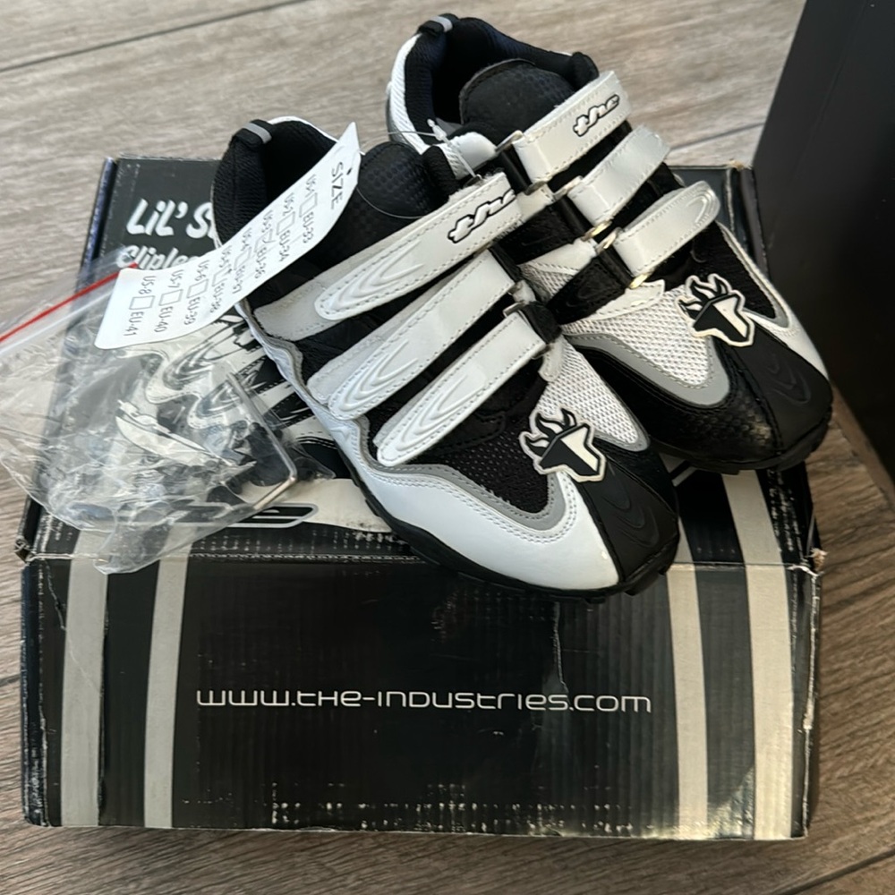 Clipless Kids bike shoe -Size 3